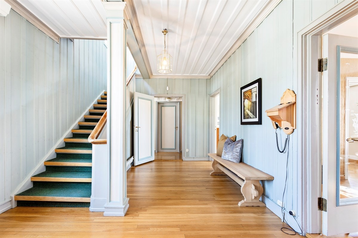 Hall med trapp til 2.etg. Galleribilde