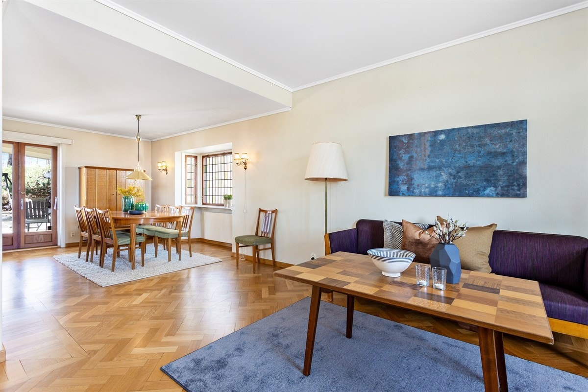 Fra stuen mot spisestuen med utgang markterrasse Galleribilde