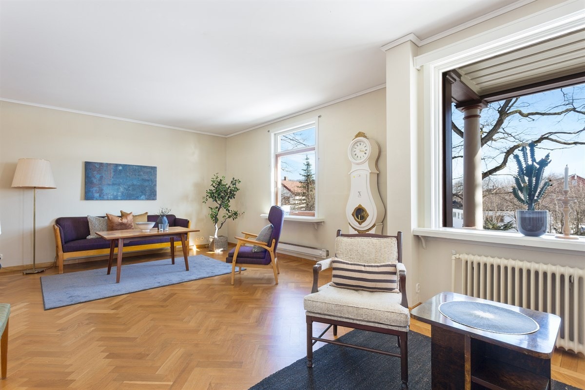 Lys og hyggelig stue med flere møbleringsmuligheter Galleribilde