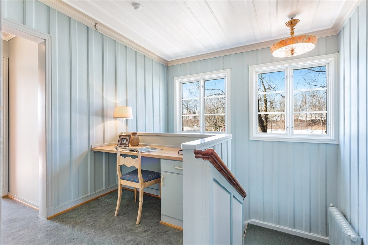 Lys og romslig trappegang i 2.etg med hyggelig utsikt til hagen Galleribilde