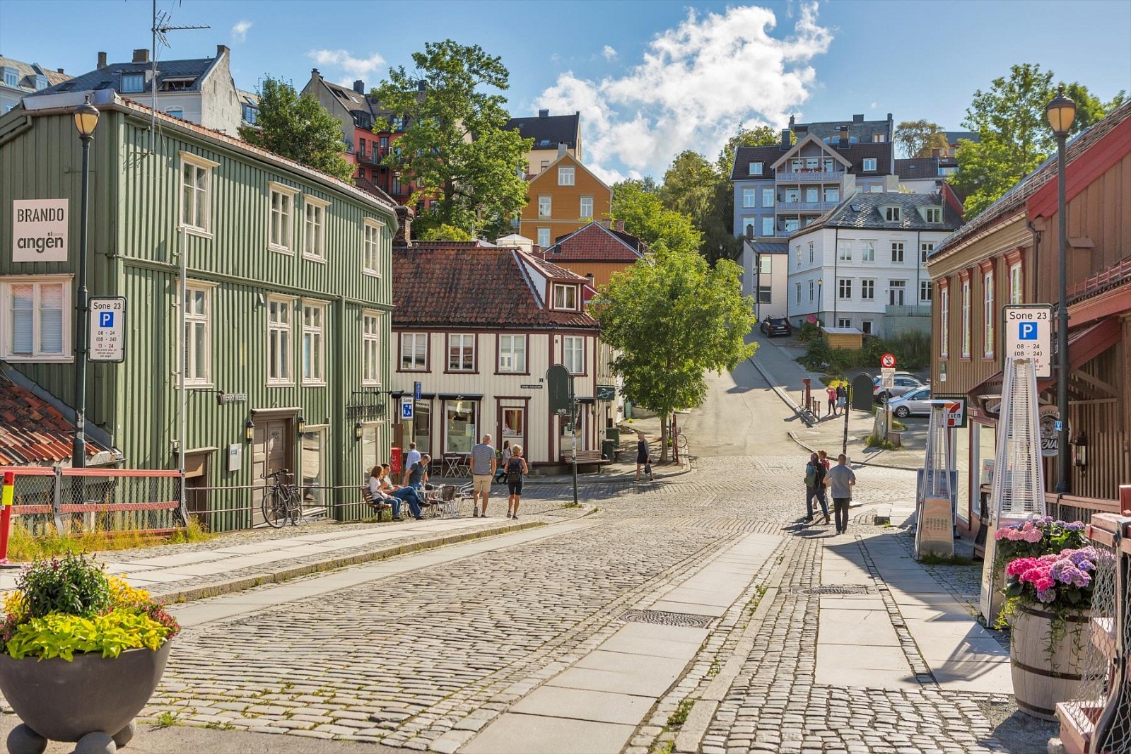 Ved "kjernen" av Bakklandet finner man også den verdensberømte sykkelheisen Trampe som tar deg til toppen av Brubakken. Galleribilde