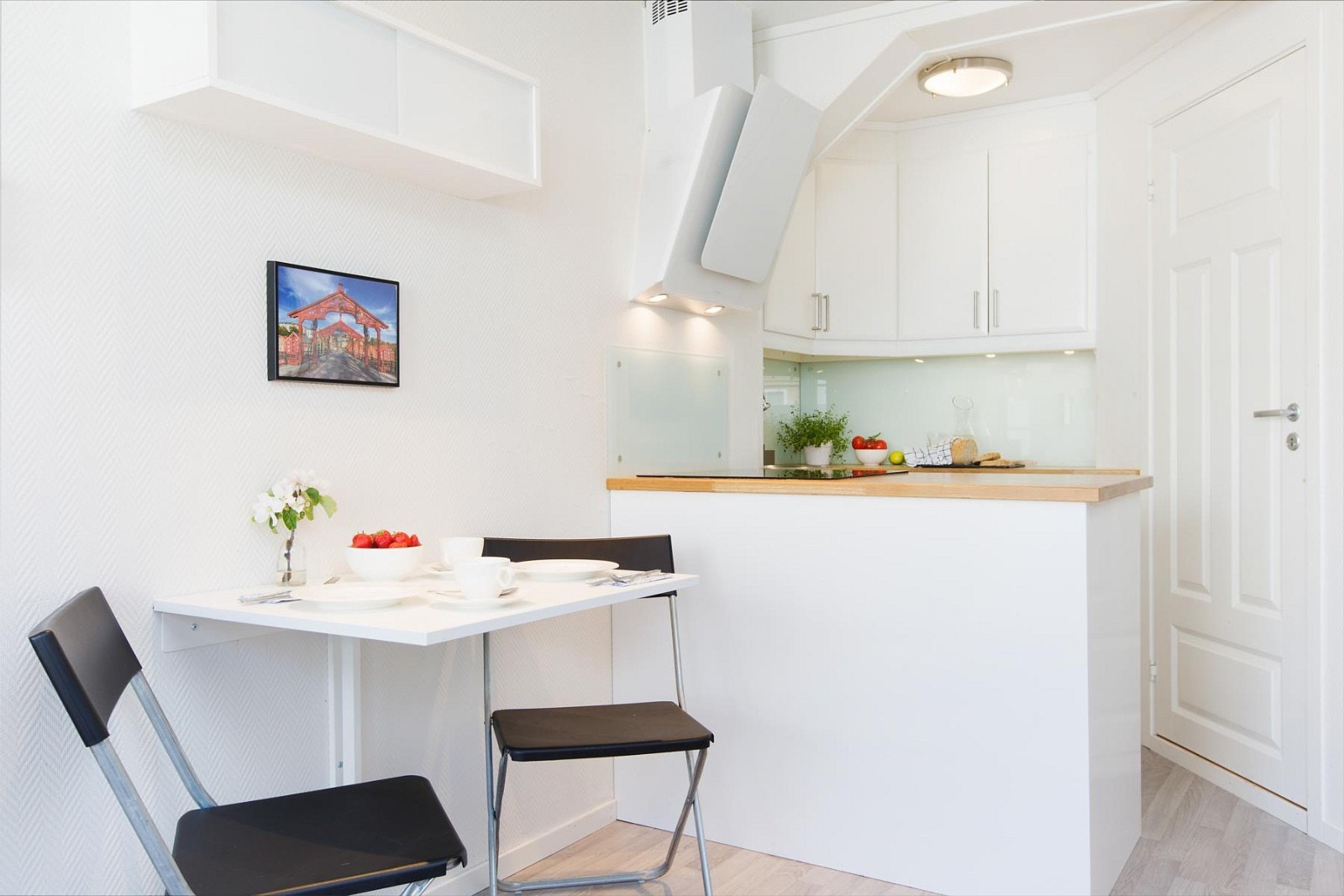 Kjøkkenet er delvis adskilt fra stuen med en praktisk barløsning som gir god plass til innredningsmuligheter. Galleribilde