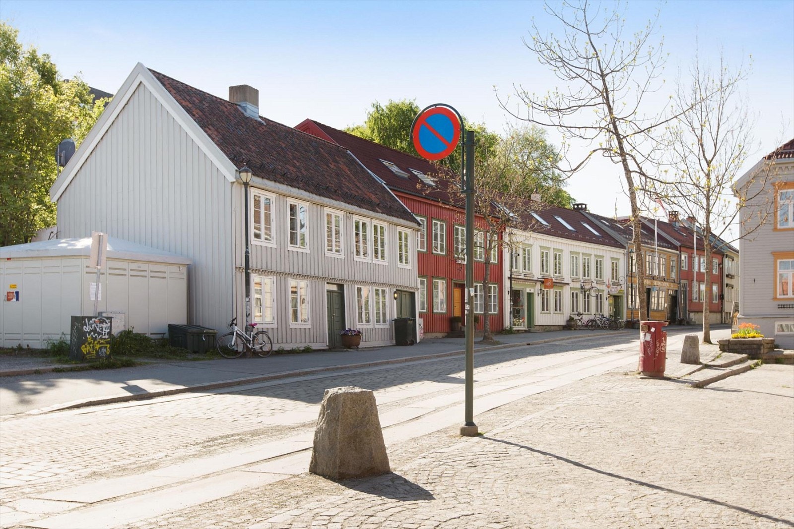 Bakklandet Skydsstasjon ble kåret til "årets kafé" av National Geographic i 2012, er 20m fra leiligheten. Galleribilde