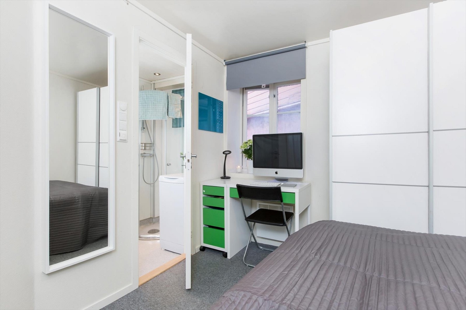 Soverommet rommer også kontorplass. Svalt og skjermet mot direkte sollys Galleribilde