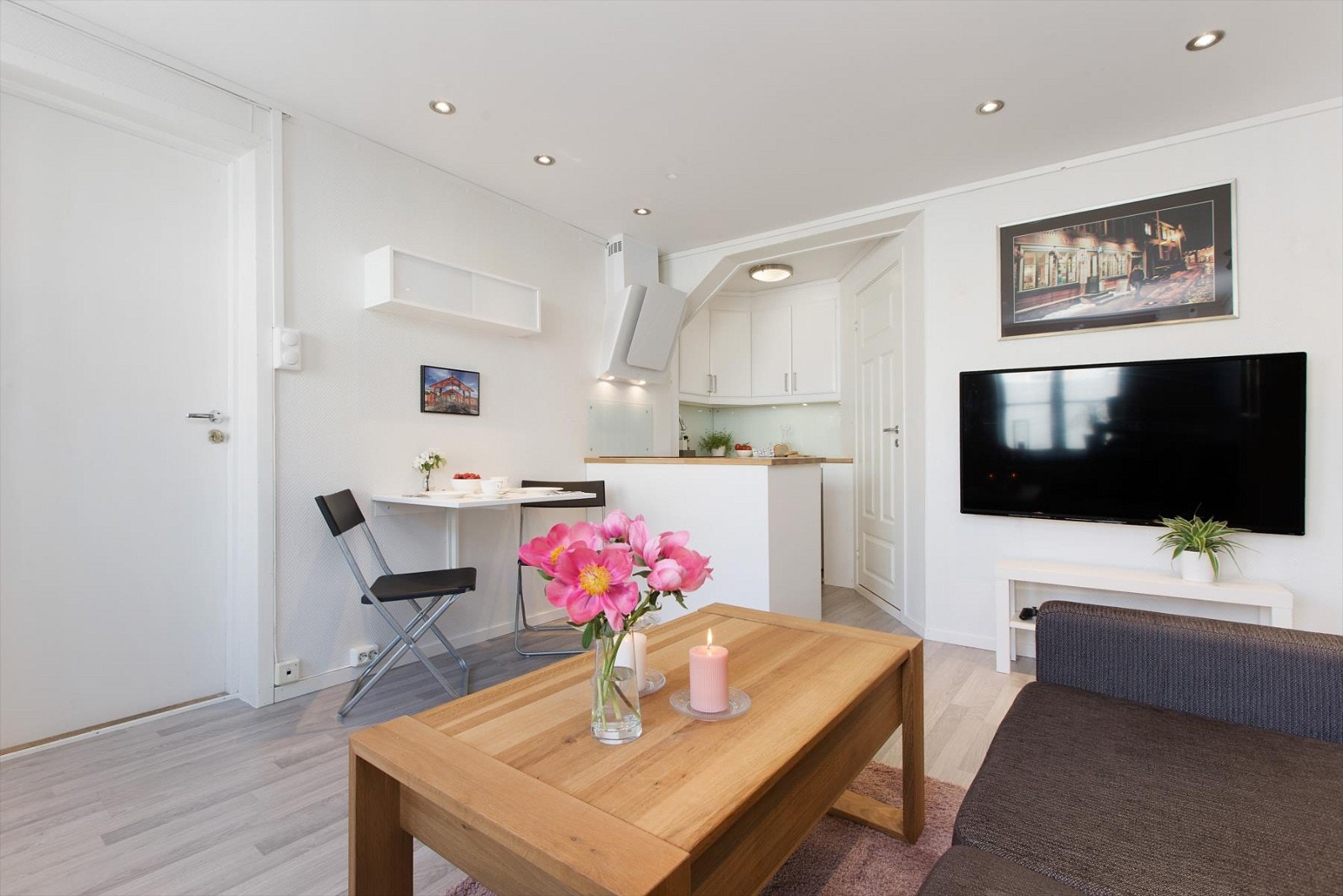 Romslig stue med god plass til både sofagruppe og spiseseksjon Galleribilde