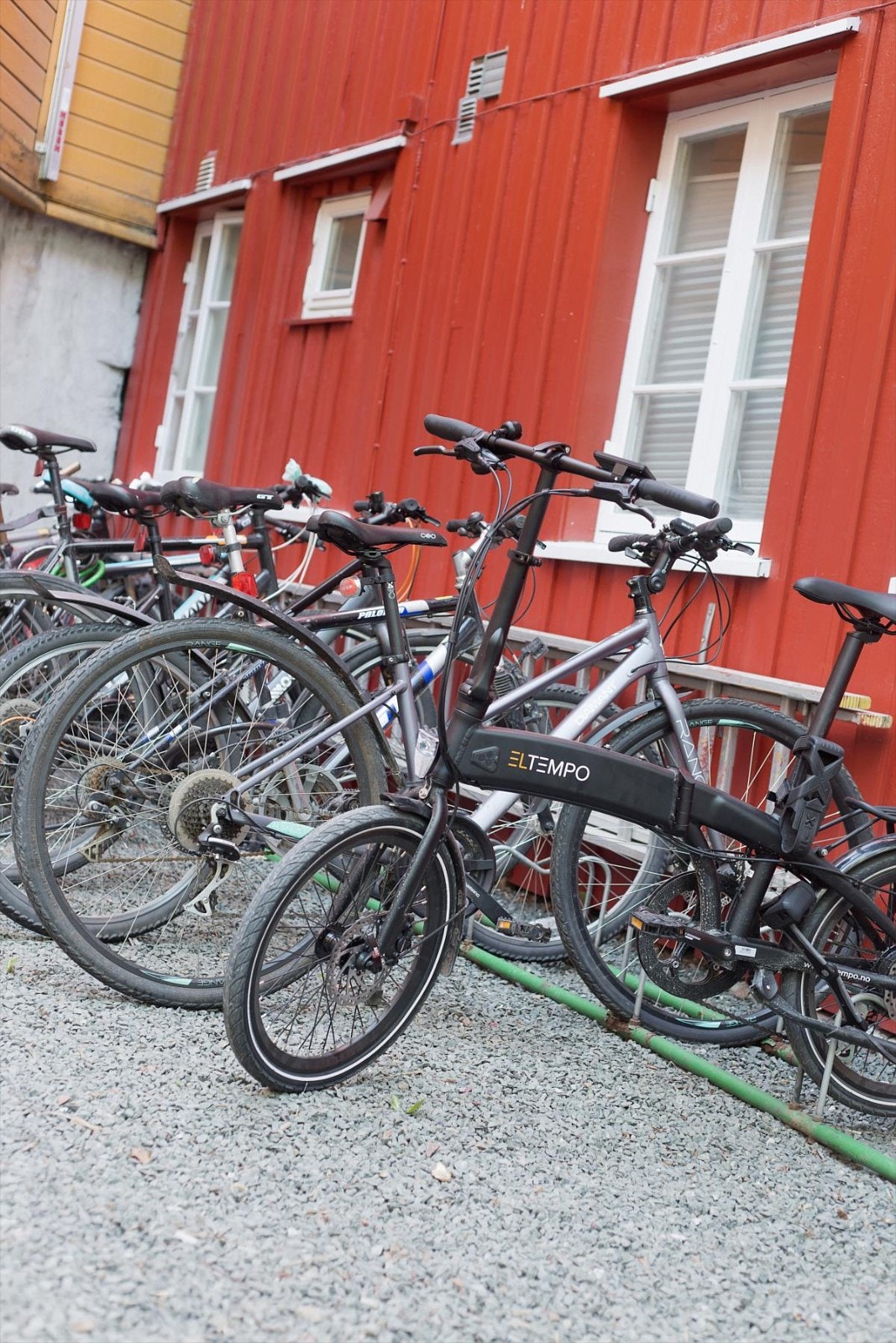 Hyggelig bakgård med privat sykkelparkering Galleribilde