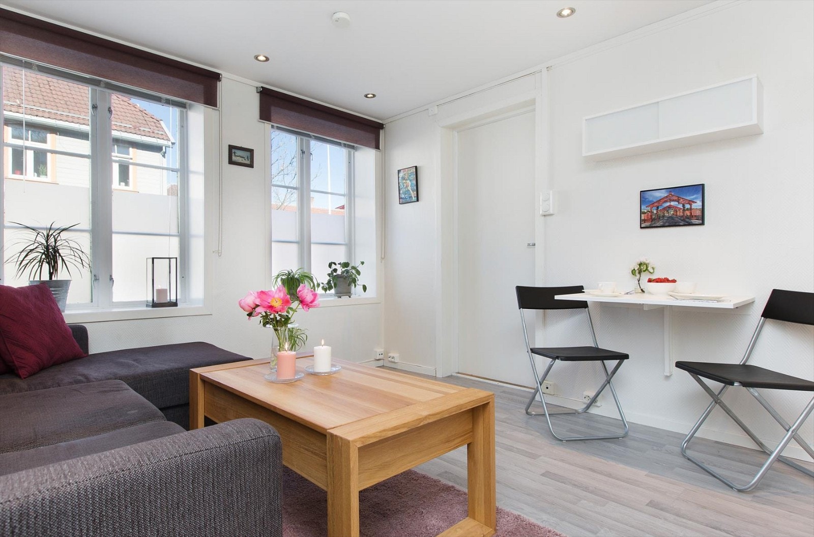 Store og mange vinduer gir mye naturlig lys inn og god takhøyde er med på å skape en flott atmosfære, og god romfølelse. Galleribilde