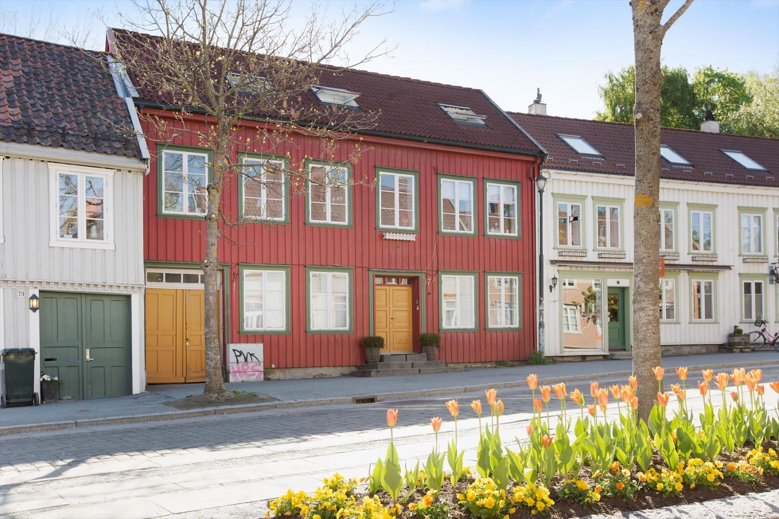 Dette er en pen og innflyttingsklar leilighet beliggende midt i smørøyet. En ypperlig leilighet til både eie og fremleie. Galleribilde