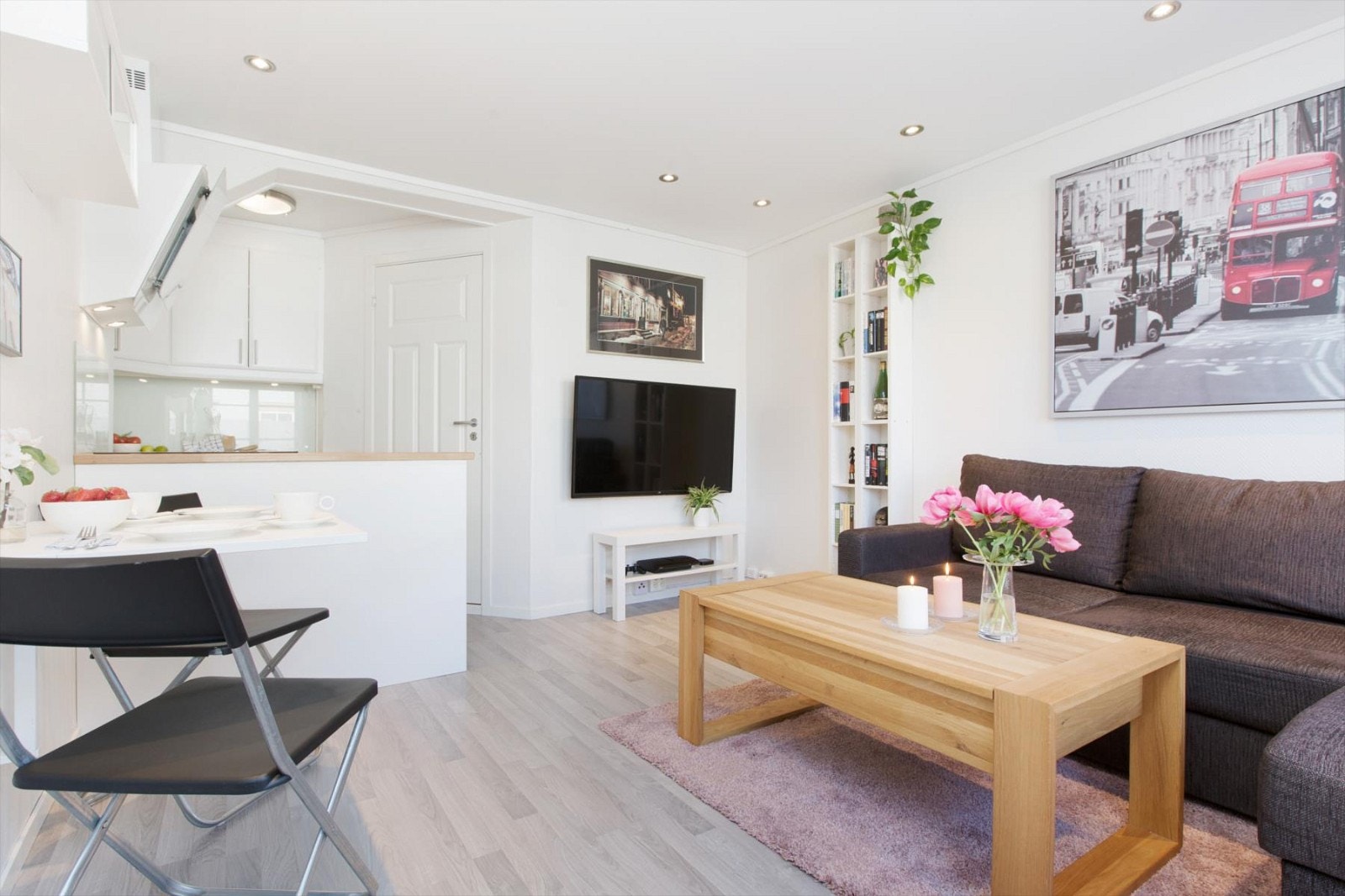 Velkommen til Øvre Bakklandet 37 A, en lys og sjarmerende selveierleilighet beliggende i hjertet av idylliske Bakklandet. Galleribilde