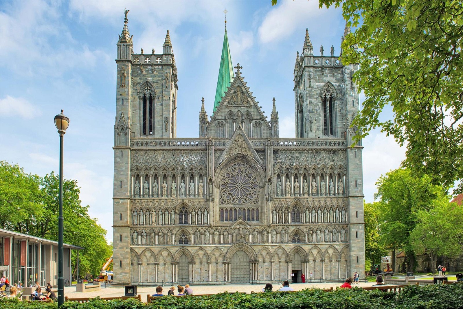 Fra Bakklandet er man kun en kort gårtur unna midtbyen, hvor man finner forskjellige service- og kulturfasiliteter. Galleribilde