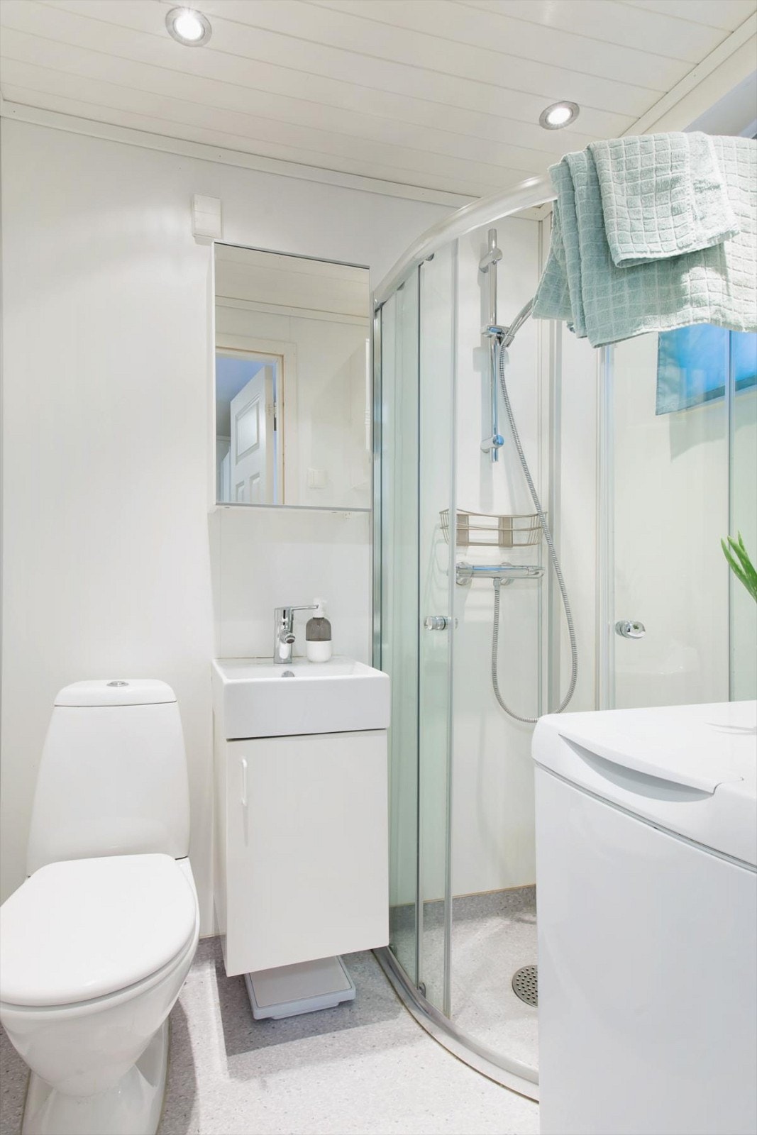 Stilrent bad fra 2013 med opplegg for vaskemaskin. Alle armaturer på bad og kjøkken er høykvalitets Hansgrohe. Galleribilde