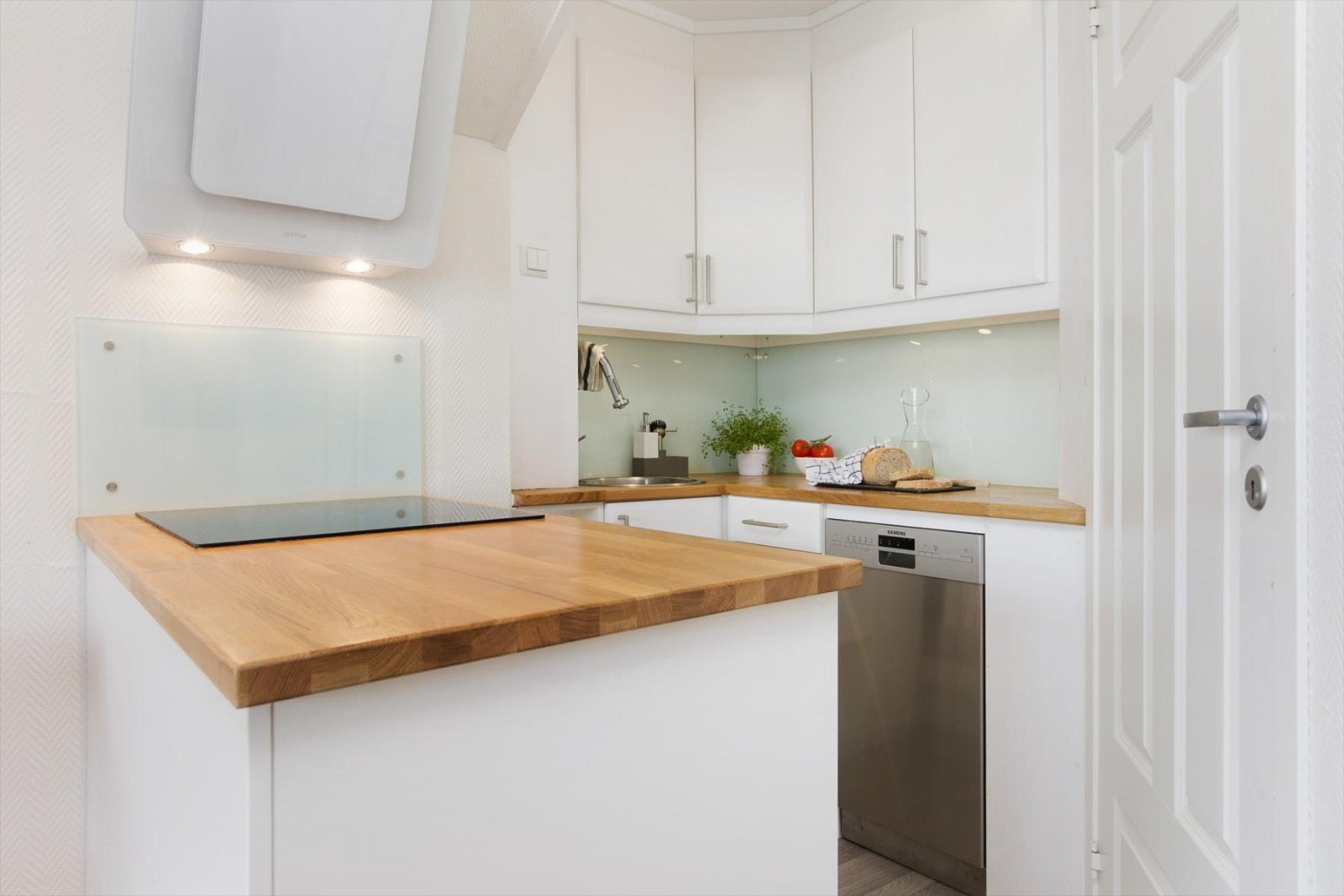 Her har du gode oppbevaringsmuligheter, samt god arbeidsplass for den kokkeglade. Galleribilde