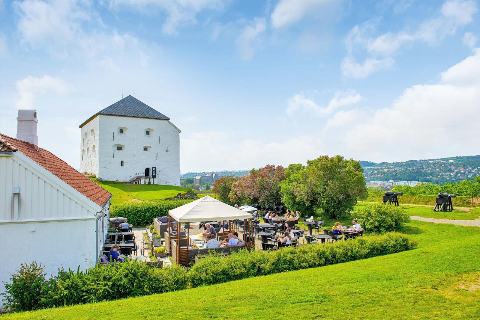 Kun en kort rusletur unna finner man rekreasjonsmuligheter rundt Nidelven og Festningsparken. Galleribilde