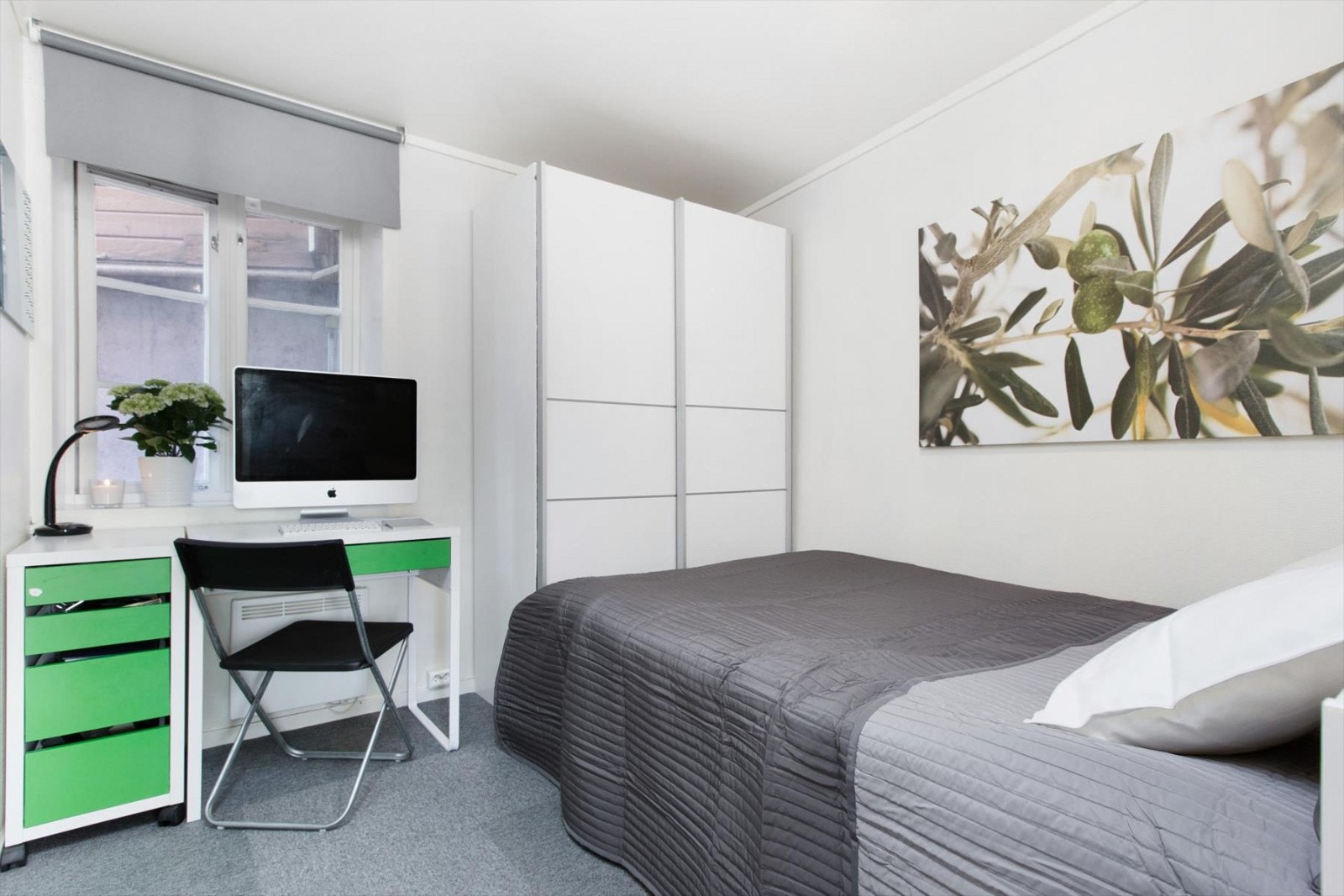 I leilighetens soveværelse er det god plass til dobbeltseng og garderobeløsninger. Galleribilde