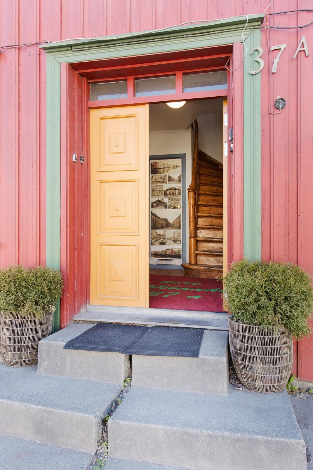 Leiligheten er tilbaketrukket fra selve bykjernen, men nyter korte gåavstander til det meste. Det er ingen kaféer i tilstøtende bygg eller næringsvirksomhet i samme bygg. Galleribilde