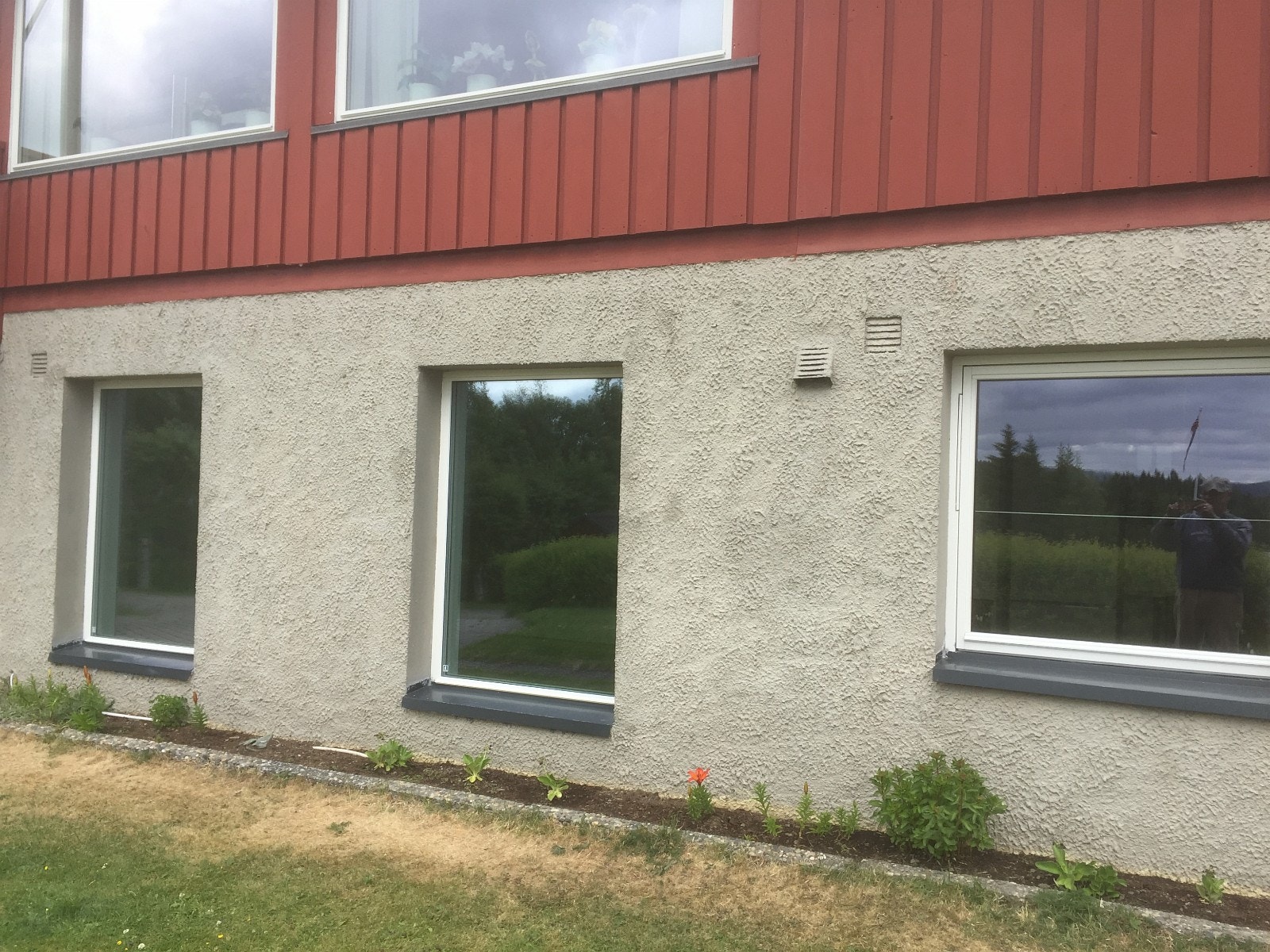 Kjøkkenvindu og 2 store stuvinduer. Selv om dette er en sokkelleilighet bærer leiligheten preg av å være særdeles lys. Alle rom over bakkeplan! Galleribilde