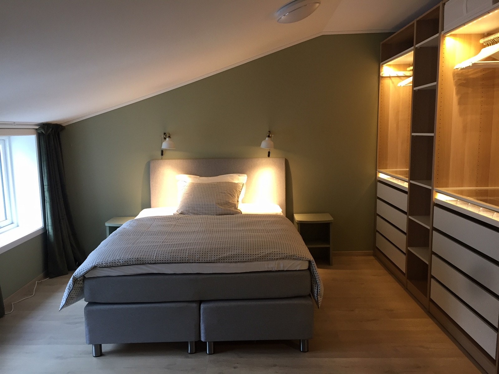 Soverom 1 med dobbeltseng og stor garderobe Galleribilde