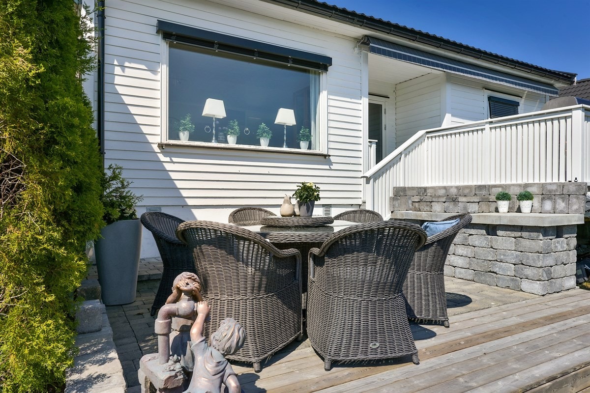 Trapper på hver side av terrassen fører ned til hagen og en koselig, delvis overbygget markterrasse som kan benyttes fra tidlig vår til sen høst. Galleribilde