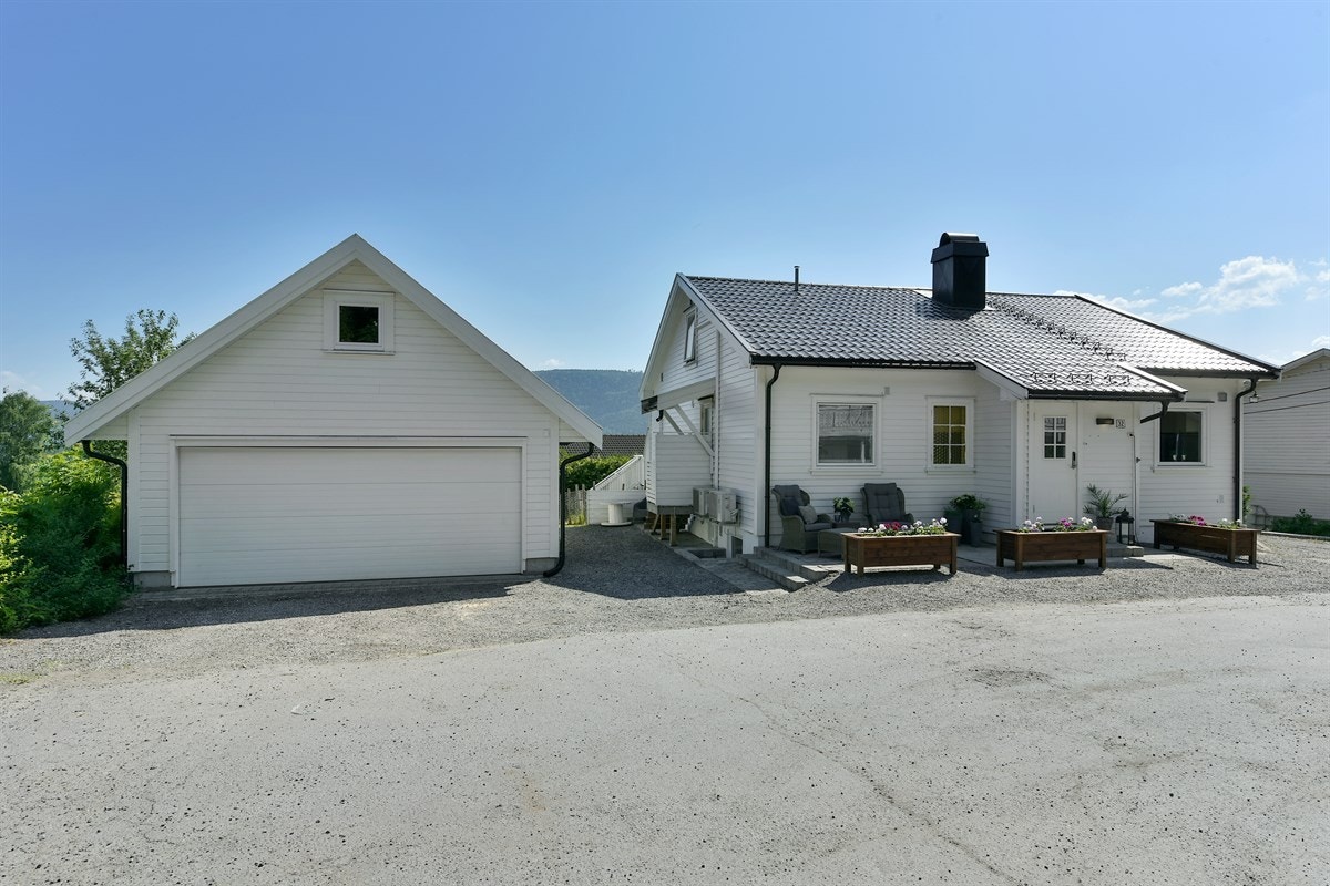 Det er parkering i dobbelgarasje oppført i 2013 og på stor, gruslagt gårdsplass. Øvrig parkering etter områdets gjeldende bestemmelser. Galleribilde