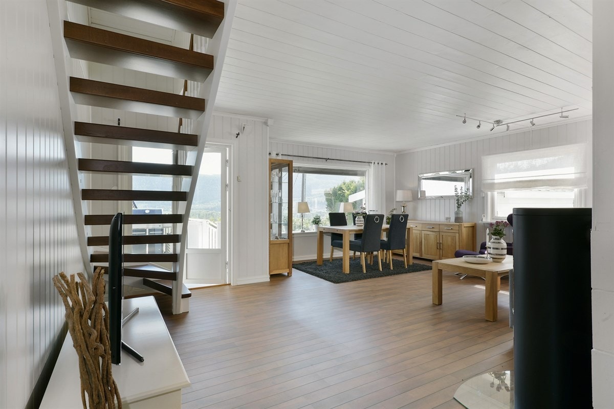 Gulvet i stuen er lagt med skipsgulv i lun kontrast til Skagen grå mdfplater, og en nyoppført trapp fører opp til andre etasje. Galleribilde