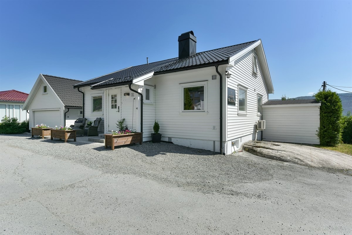 Ellers er det lekeplass og treningssenter i området. Inngang til Solbergåsen og Solbergfjellet ligger i umiddelbar nærhet med lysløype og skiløyper i vakkert skogsterreng. Galleribilde