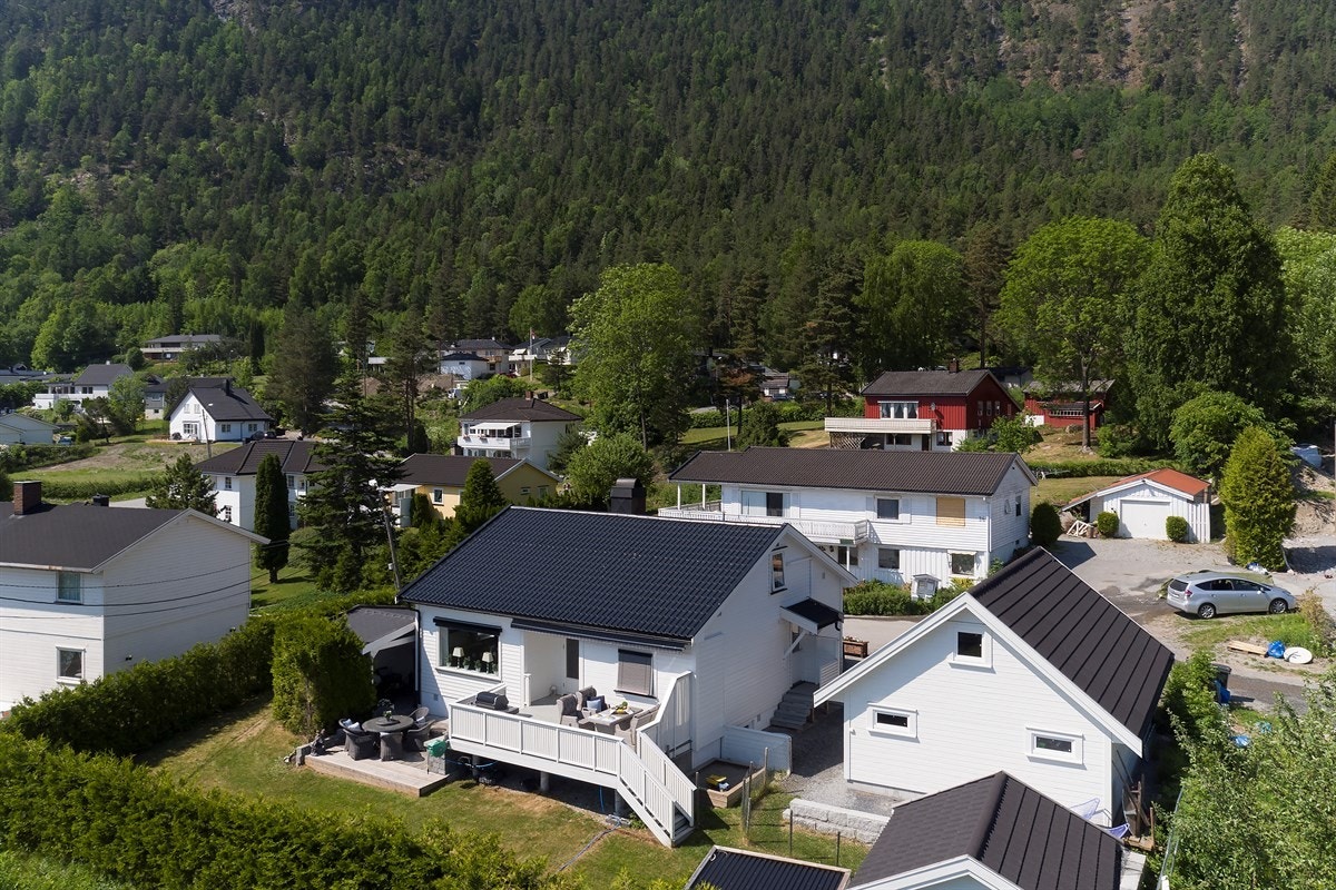 Privatmegleren ved John Granly Steen og Jørgen Braathen Becher har gleden av å presentere denne innholdsrike familiebolig/eneboligen over 3 plan med 4 soverom, flere stuer og 2 bad + vaskerom beliggende i Solbergelva i Nedre Eiker. Galleribilde