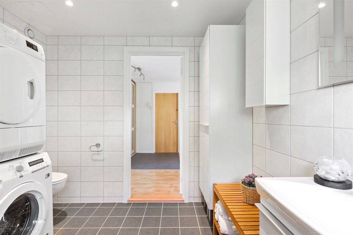 utstyrt med fliser på gulv og vegg, gulvvarme, downlights belysning .... Galleribilde