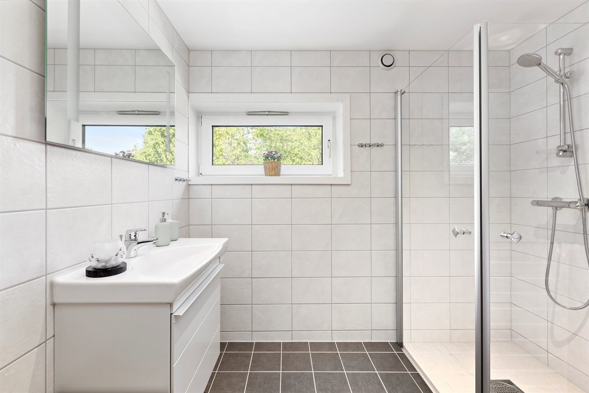 Boligen har et nyrenovert bad fra 2017. Badet er oppusset i regi av borettslaget. Galleribilde