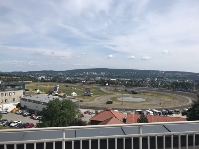 Fra Tak-terrassen kan du se ned på Bjerkebanen Galleribilde