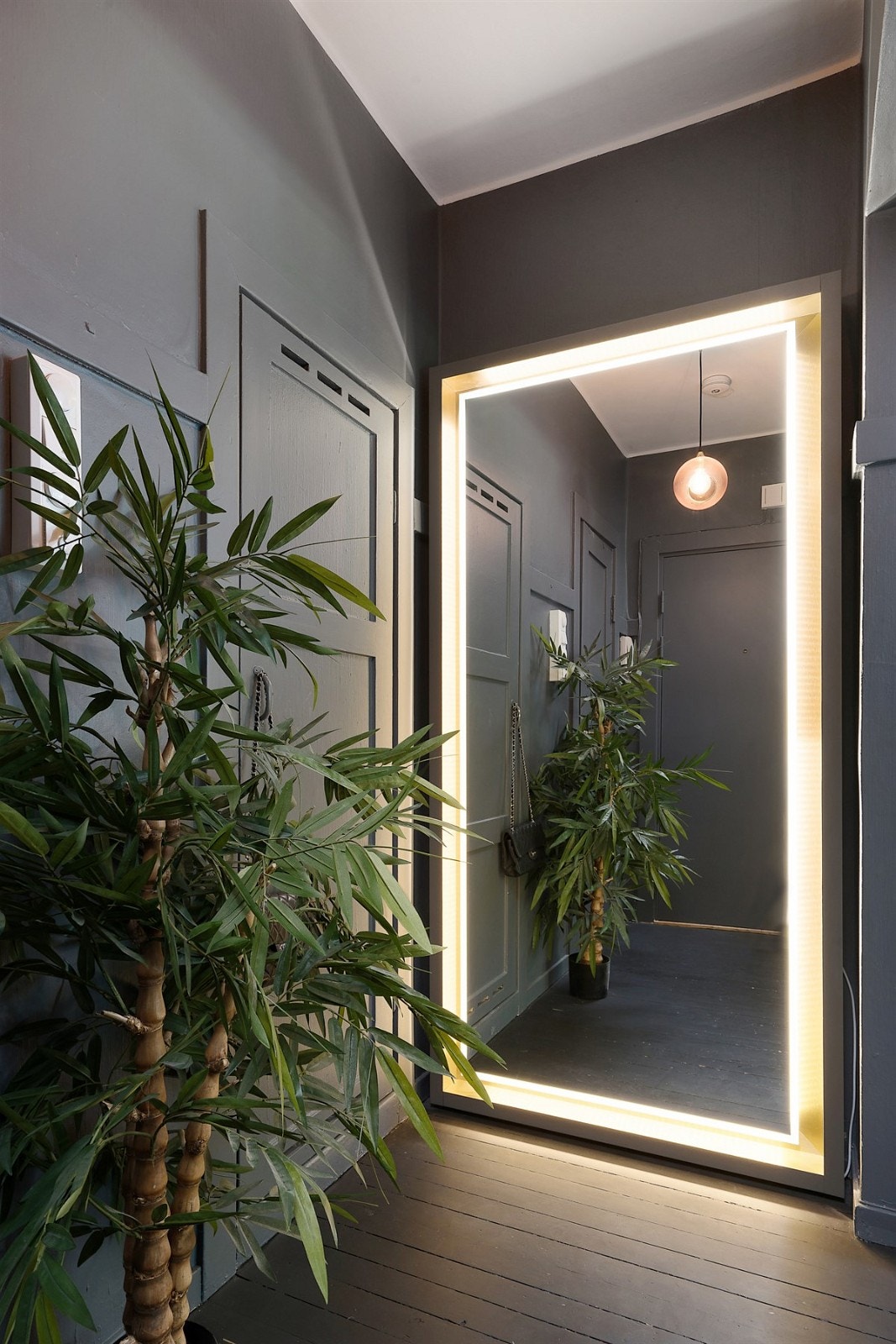 Vegghengt helspeil med integrerte LED-lys medfølger. Galleribilde