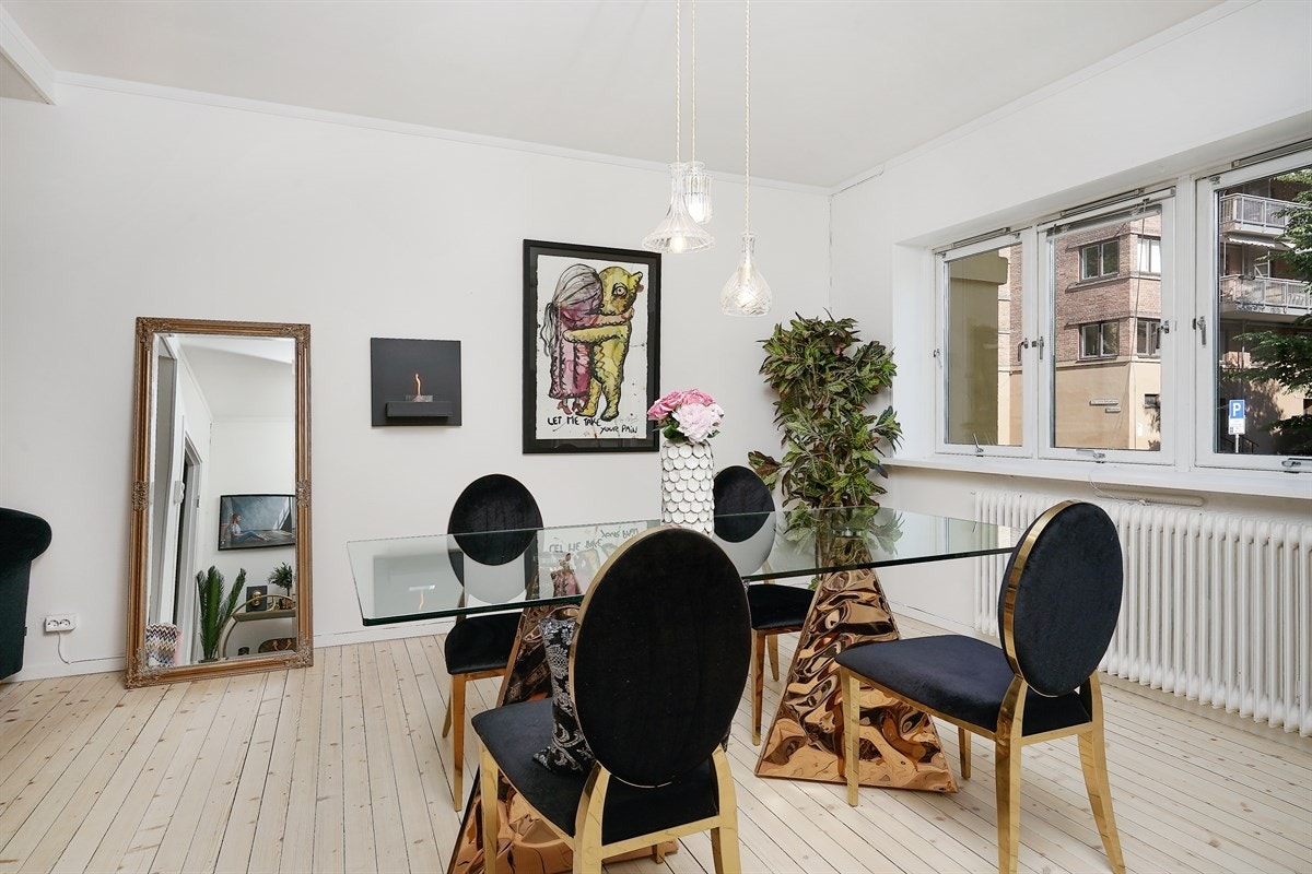 God plass til spiseseksjon. Store vindusflater gir godt med naturlig lys og en behagelig romfølelse. Galleribilde