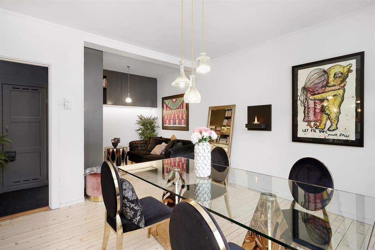 Stuen er naturlig delt, og det er god plass til både spiseseksjon og sofagruppe. Galleribilde