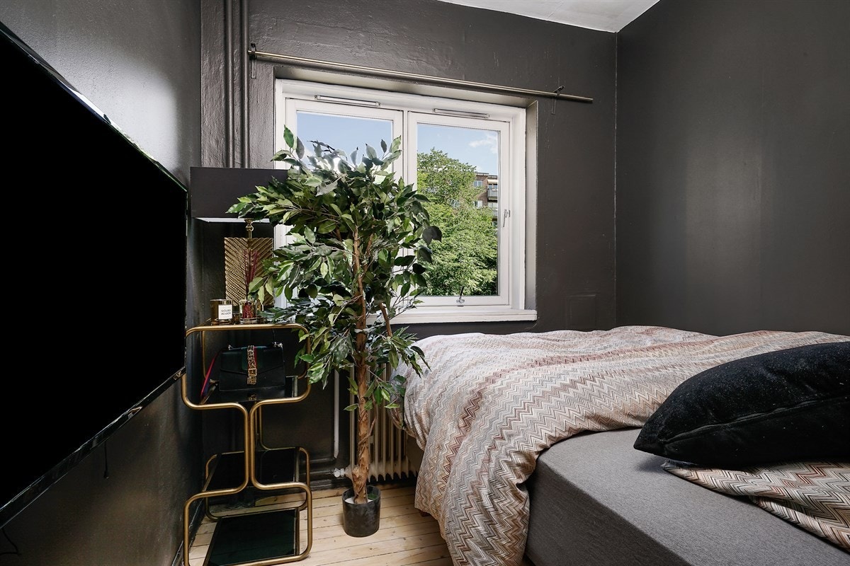 Soverom med god plass til dobbelseng og kommode. Galleribilde