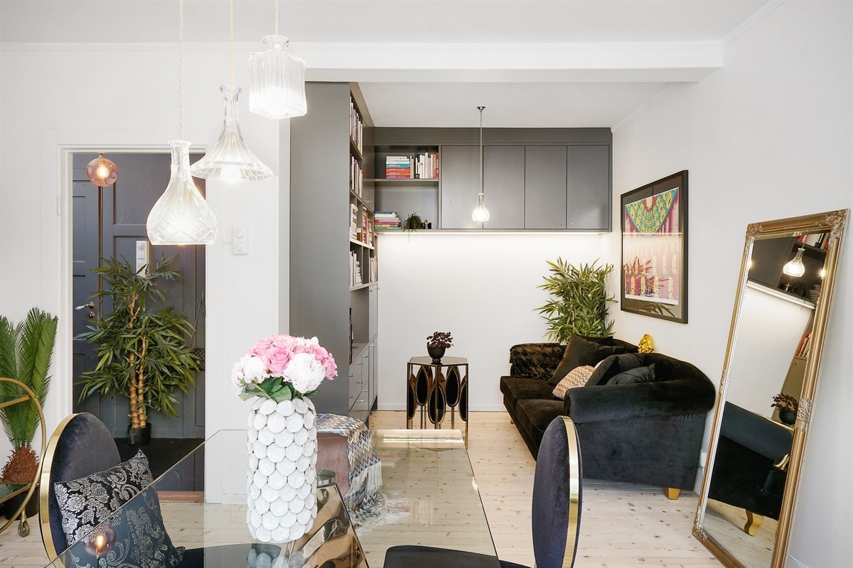 Fra spisestue mot entré og sofaseksjon. Galleribilde