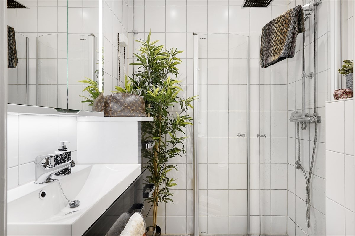 Servant med under- og sideskap, samt overhengt speilskap med belysning. Galleribilde