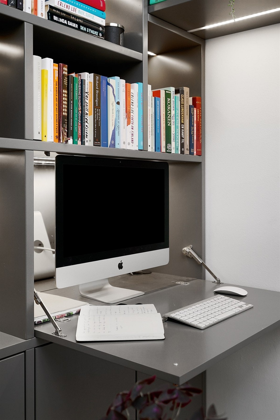 Innebygget kontorpult, samt LED-belysning i bokhyllen. Galleribilde