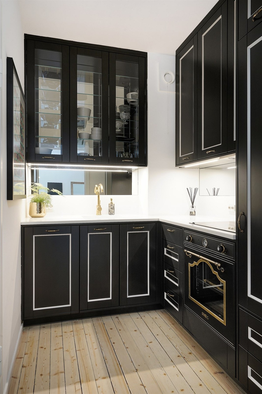 Øye for detaljer - takhøye overskap, speil over benk, vitrineoverskap og kvalitets-hvitevarer er noe å bite seg merke i. Galleribilde