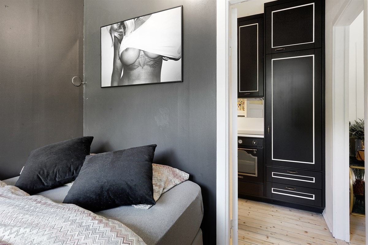 Mørkt fargevalg på soverommet, som gir en lun og avslappende følelse. Galleribilde