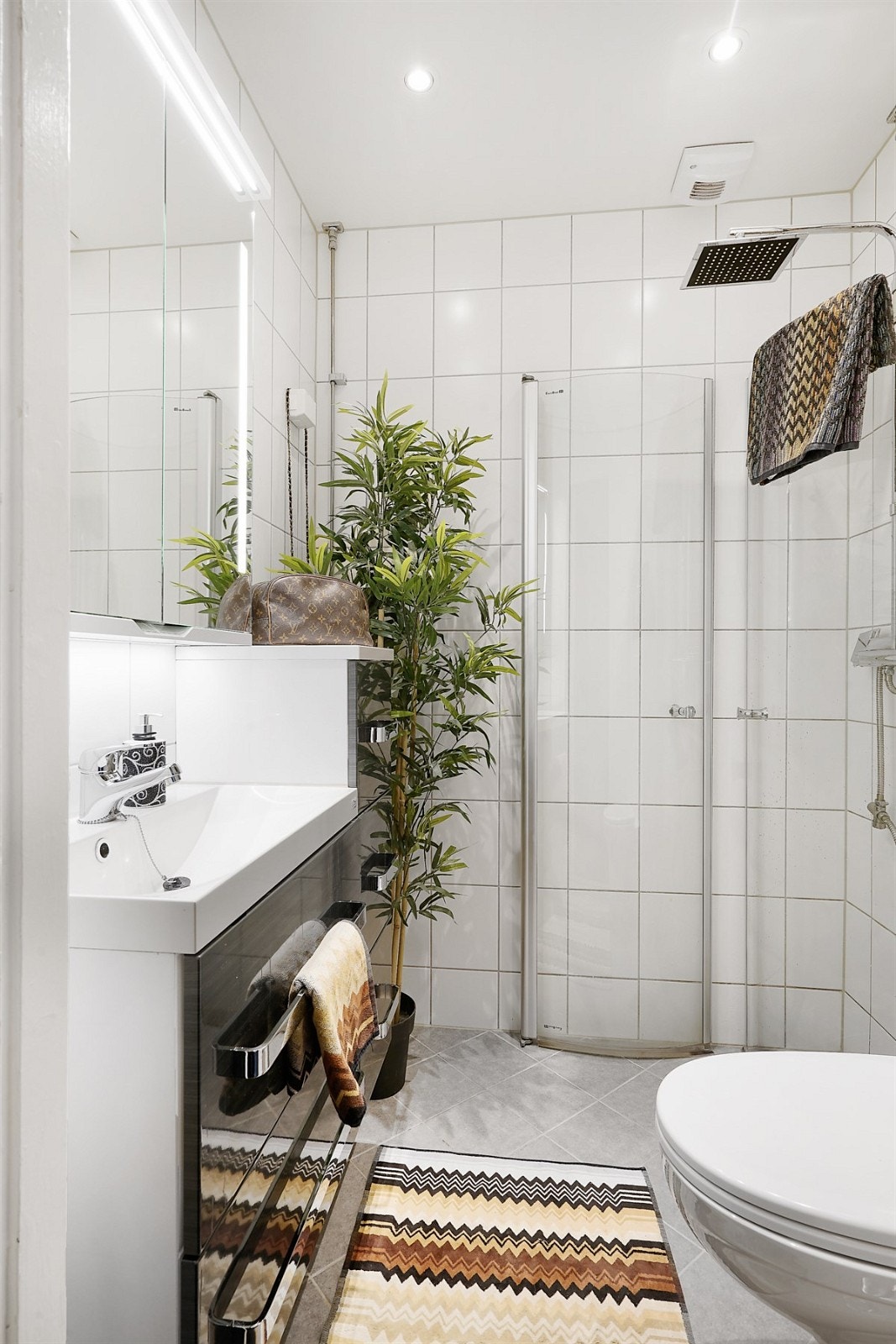 Bad renovert i 2015 i regi av borettslaget, med stilren innredning og varme i gulv. Galleribilde