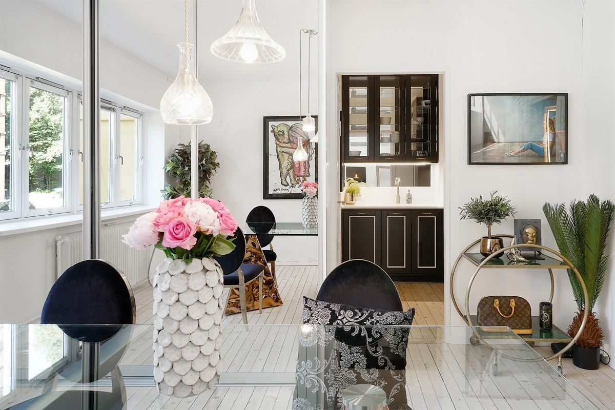 Smart løsning med helspeil skyvedørsgarderobe gir optimal plassutnyttelse. Galleribilde