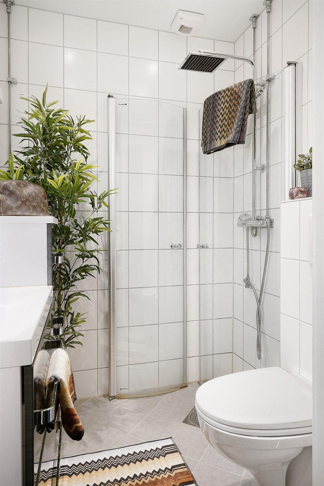 Dusjhjørne med regnfallsdusj og hånddusj. Galleribilde