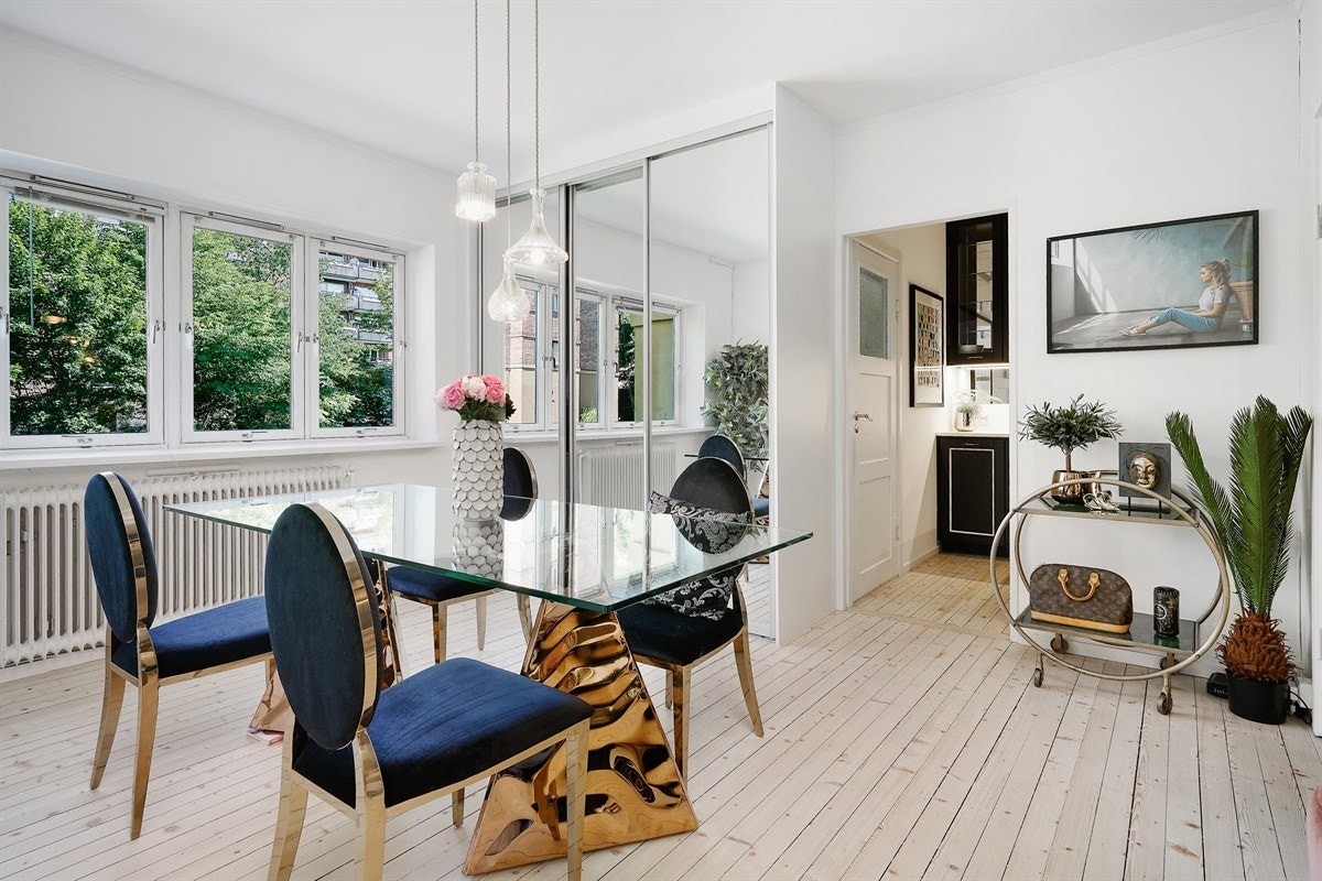 Leiligheten er effektivt møblert og føles romslig. Galleribilde