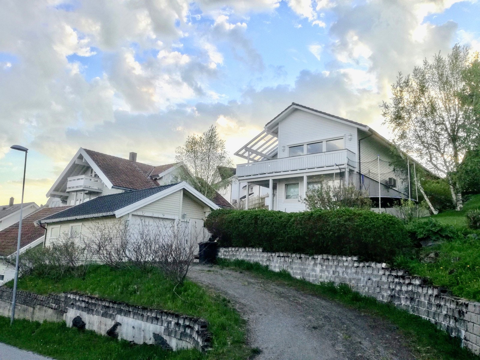 Hus og garasje fra Bamseveien Galleribilde