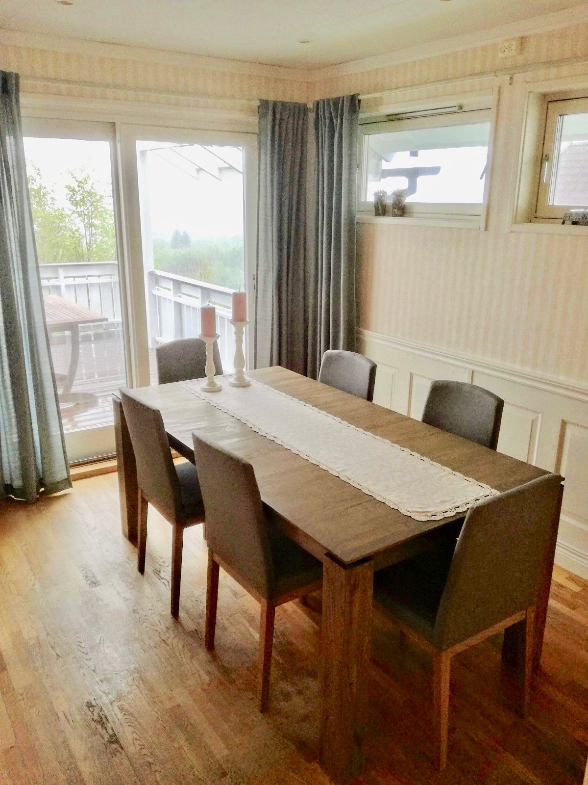 Spisestue med utgang veranda (NB. Gulvet er skiftet) Galleribilde