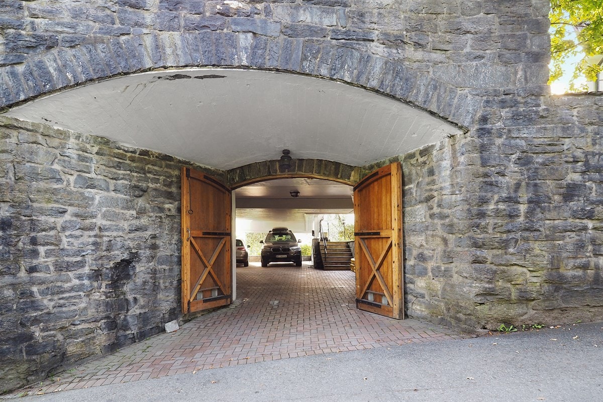 Carporten er ikke vanskelig å legge merke til fra veien. Galleribilde