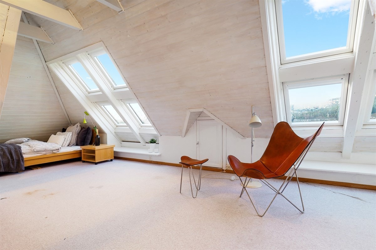 Loftstuen er av god størrelse med mye lysinnslipp. Galleribilde