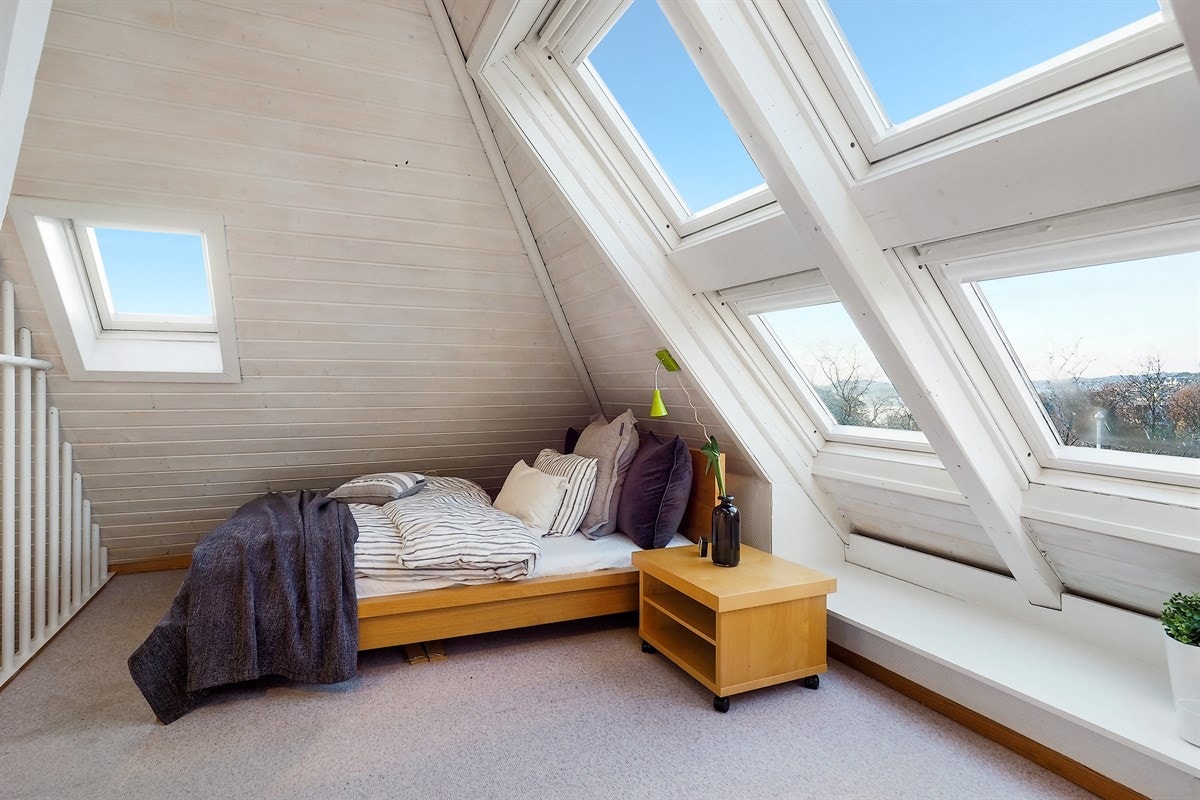 I dag fungerer loftstuen som gjesterom og kontor. Galleribilde
