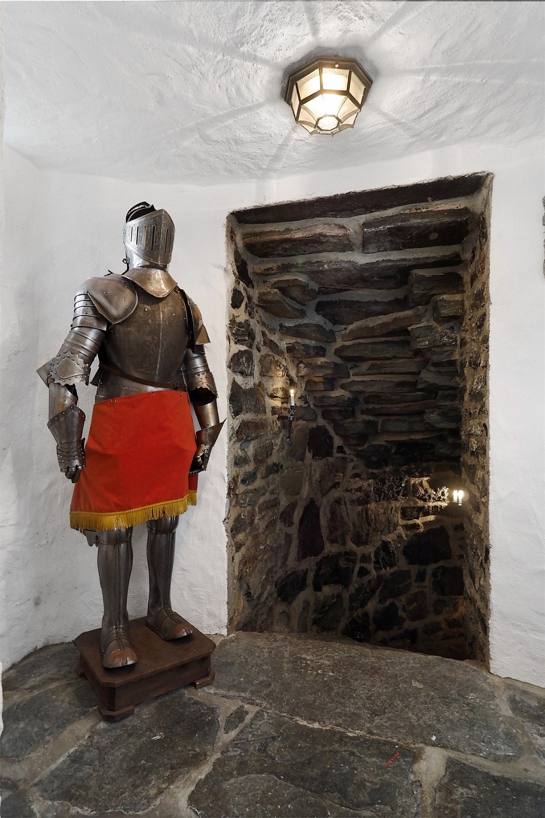 Bak forhenget i stuen vokter denne ridderen gangen ned til Harald Sæveruds spesialbygde "musikrum", bygget i 1934. Galleribilde