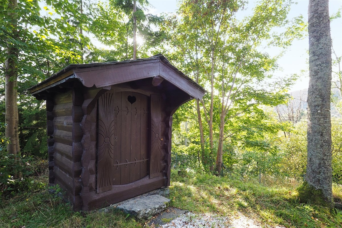 Tidligere utedo, nå anneks- brukt som snikkerbod av mannen i huset. Galleribilde