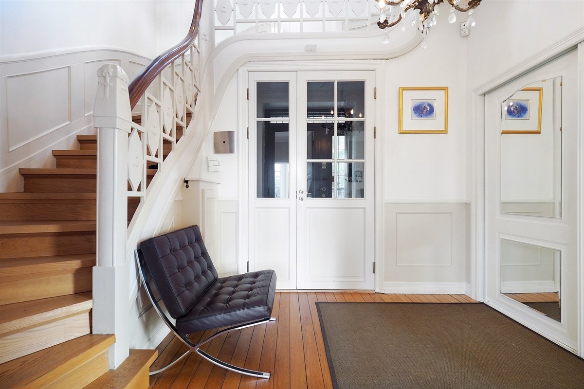 Etter vindfanget kommer du hit. Enhver beundringsverdig villa har en vakker hall som husets knutepunkt. Galleribilde